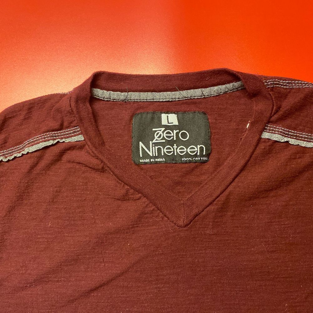 Zero Nineteen Men's Large Short Sleeve V-Neck‎ Burgundy T Shirt
